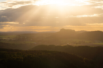 Sonnenuntergang im Nationalpark Sächsische Schweiz mit Blick auf Sandstein Tafelberge