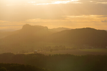 Sonnenuntergang im Nationalpark Sächsische Schweiz mit Blick auf Sandstein Tafelberge