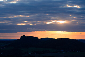 Sonnenuntergang im Nationalpark Sächsische Schweiz mit Blick auf Sandstein Tafelberge