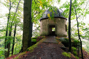 Altes verlassenes Haus mit Kuppel auf einem Berg im Wald