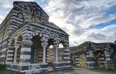 Obraz premium Basilique de la Santissima Trinità di Saccargia et églises en Sardaigne, italie
