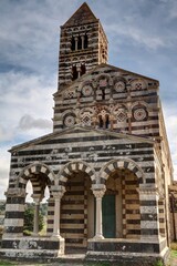 Fototapeta premium Basilique de la Santissima Trinità di Saccargia et églises en Sardaigne, italie