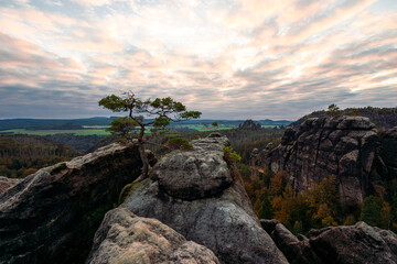 Sonnenuntergang am Lehnsteig Sandstein Berg im Nationalpark Sächsische Schweiz in Sachsen...