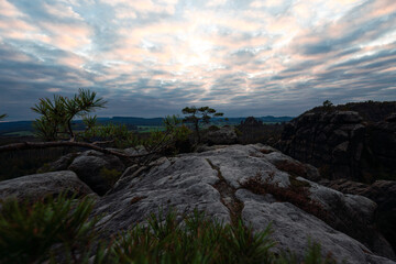 Sonnenuntergang am Lehnsteig Sandstein Berg im Nationalpark Sächsische Schweiz in Sachsen Deutschland