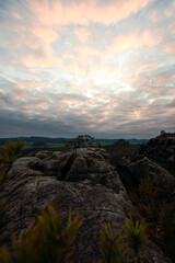 Sonnenuntergang am Lehnsteig Sandstein Berg im Nationalpark Sächsische Schweiz in Sachsen Deutschland