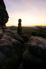 Pfaffenstein Barbaren Sandstein Felsen zum Sonnenaufgang im Nationalpark Sächsische Schweiz in Sachsen Deutschland 