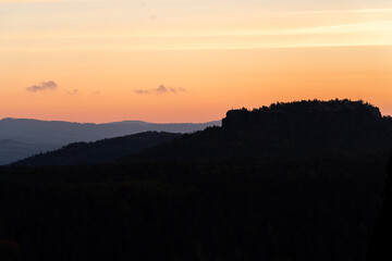 Silhouette des Nationalparks Sächsische Schweiz in Sachsen Deutschland