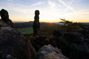 Pfaffenstein Barbaren Sandstein Felsen zum Sonnenaufgang im Nationalpark Sächsische Schweiz in Sachsen Deutschland 