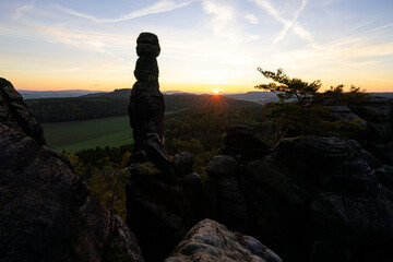 Pfaffenstein Barbaren Sandstein Felsen zum Sonnenaufgang im Nationalpark Sächsische Schweiz in Sachsen Deutschland 