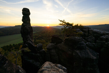 Pfaffenstein Barbaren Sandstein Felsen zum Sonnenaufgang im Nationalpark Sächsische Schweiz in Sachsen Deutschland 