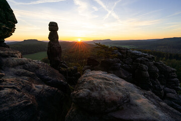 Pfaffenstein Barbaren Sandstein Felsen zum Sonnenaufgang im Nationalpark Sächsische Schweiz in...