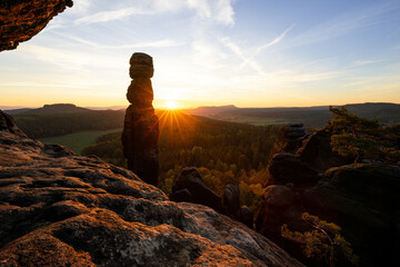 Pfaffenstein Barbaren Sandstein Felsen zum Sonnenaufgang im Nationalpark Sächsische Schweiz in Sachsen Deutschland 