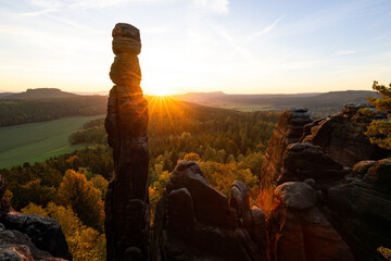 Pfaffenstein Barbaren Sandstein Felsen zum Sonnenaufgang im Nationalpark Sächsische Schweiz in Sachsen Deutschland 