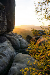 Felslandschaft Gebirge zum Sonnenaufgang aus Sandstein im Nationalpark Sächsische Schweiz in Dresden 