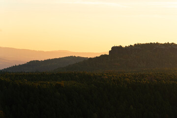 Silhouette des Nationalparks Sächsische Schweiz in Sachsen Deutschland