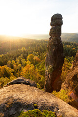 Pfaffenstein Barbaren Sandstein Felsen zum Sonnenaufgang im Nationalpark Sächsische Schweiz in Sachsen Deutschland 