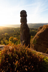 Pfaffenstein Barbaren Sandstein Felsen zum Sonnenaufgang im Nationalpark Sächsische Schweiz in Sachsen Deutschland 