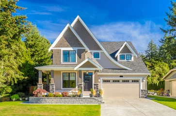 Wandcirkels Foto's Two story luxury house with beautiful summer  landscape in Vancouver, Canada, North America. Day time on June 2024.  © karamysh