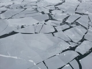 Aerial view of pack ice breaking up on a lake - Vue aérienne de la banquise en dislocation sur un lac © Vincent LQ