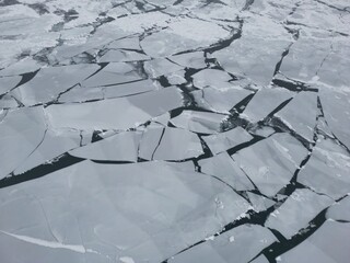 Aerial view of pack ice breaking up on a lake - Vue aérienne de la banquise en dislocation sur un lac © Vincent LQ