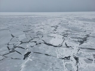 Aerial view of pack ice breaking up on a lake - Vue aérienne de la banquise en dislocation sur un lac © Vincent LQ
