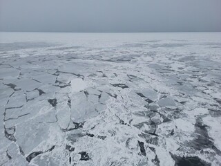 Aerial view of pack ice breaking up on a lake - Vue aérienne de la banquise en dislocation sur un lac © Vincent LQ