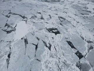 Aerial view of pack ice breaking up on a lake - Vue aérienne de la banquise en dislocation sur un lac © Vincent LQ