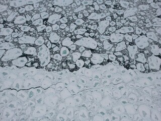 Aerial view of ice floe breaking up on a lake with pancake-shaped portions of ice - Vue aérienne...