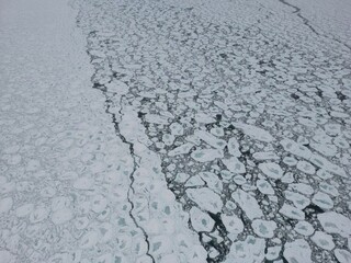 Aerial view of pack ice breaking up on a lake - Vue aérienne de la banquise en dislocation sur un lac