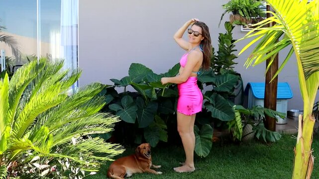 mulher de biqu&iacute;ni em area de lazer no ver&atilde;o 