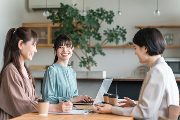 マーケティング・ミーティングを行うビジネスウーマン（オフィスカジュアル・打ち合わせ）
