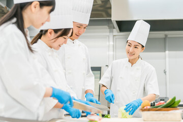 食品工場・スーパー・レストランで働くシェフ・コック・調理員  © buritora