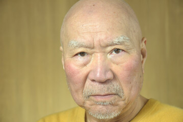 老人の困り顔のクローズアップ