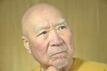 老人の困り顔のクローズアップ