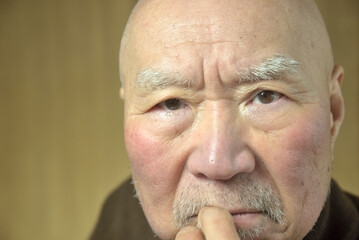 老人の困り顔のクローズアップ