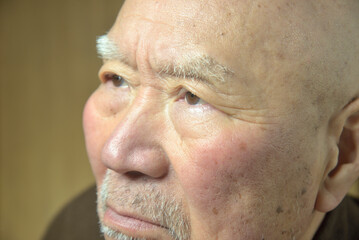 Obraz premium 老人の困り顔のクローズアップ