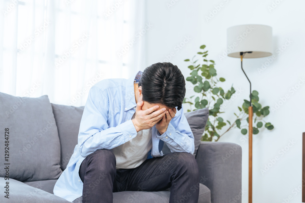 Fototapete 落ち込む、がっかり、憂鬱、男性、絶望、ストレス、メンタルヘルス、うつ病、不安、悩み、トラブル、悩む、問題、リビングルーム、部屋、室内、考える、困る、疑問、心配、不満、課題、憂うつ、ノイローゼ、残念、緊張、プレッシャー、心療内科、精神科、離婚、別居、孤独、後悔、悔しい、疲労、過労、失敗、若い、カジュアル、自宅、インテリア、失望、日本人、疲れ、ライフスタイル、不安障害、寝不足、睡眠障害、依存症、人物