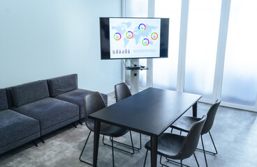 会議室、会議、ミーティング、オフィス、ビジネス、ロビー、ラウンジ、無人、モニター、画面、テレビ、プレゼンテーション、インテリア、室内、部屋、企業、レンタルスペース、レンタルスタジオ、ソファー、会社、ディスプレイ、スタンド、パーティション、マーケティング、リサーチ、面接、面会、シンプル、モダン、スタイリッシュ、経営、協議、合議、明るい、チェア、レイアウト、内装、建設、建築、ビル、空間、フロア、フロア