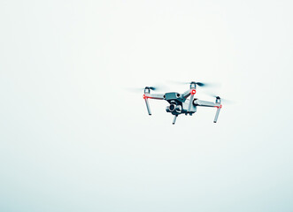 A high-efficiency drone with six rotors, autonomously transporting a package