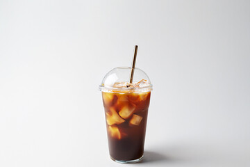 テイクアウトのカップに入ったアイスコーヒー