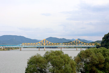 강변에 있는 다리