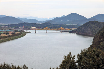 강변에 있는 다리