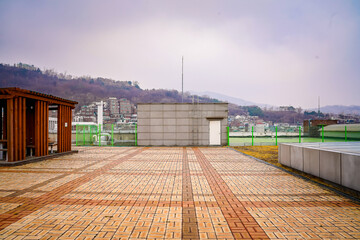 Obraz premium A building's rooftop is an extended architectural space. In cities, it serves as public space or greenery, reflecting experimental design and new lifestyles.