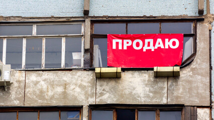 Obraz premium Russia, Samara. June 22, 2014. I am selling a banner on the loggia of a multi-story building. Text in Russian: I am selling