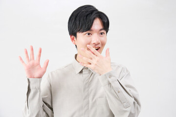 男性　20代　笑顔で驚く　白背景