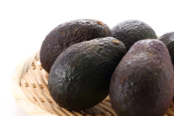 笊に盛ったアボカド　白バック