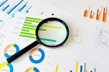 ビジネスイメージと資料と虫眼鏡