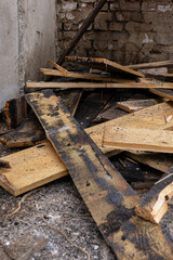 Alte Holzbalken auf dem Boden nach Abrissarbeiten 