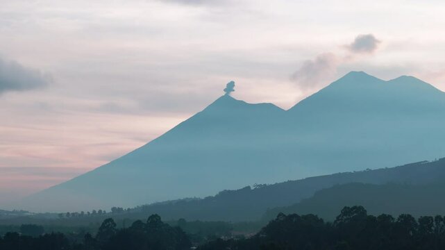 Erupci&oacute;n del Volc&aacute;n de Fuego con columna de ceniza al amanecer en Guatemala.