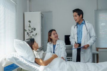 Obraz premium Doctors visiting pregnant patient in hospital room